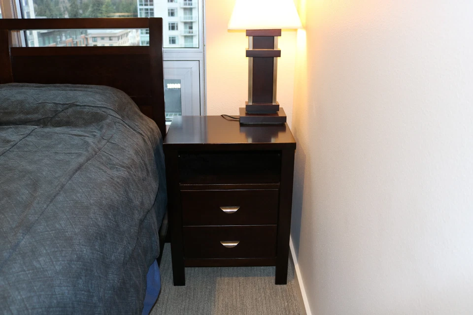 Hermoso juego de dormitorio Dania tamaño queen de 8 piezas. Foto 2 de 4