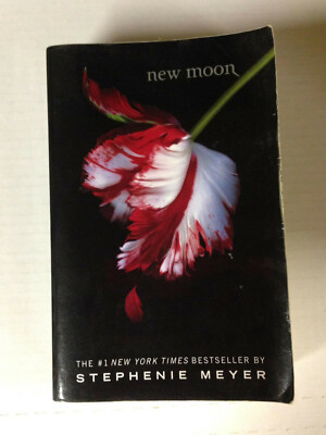 New Moon by Stephenie Meyer [book] the twilight saga