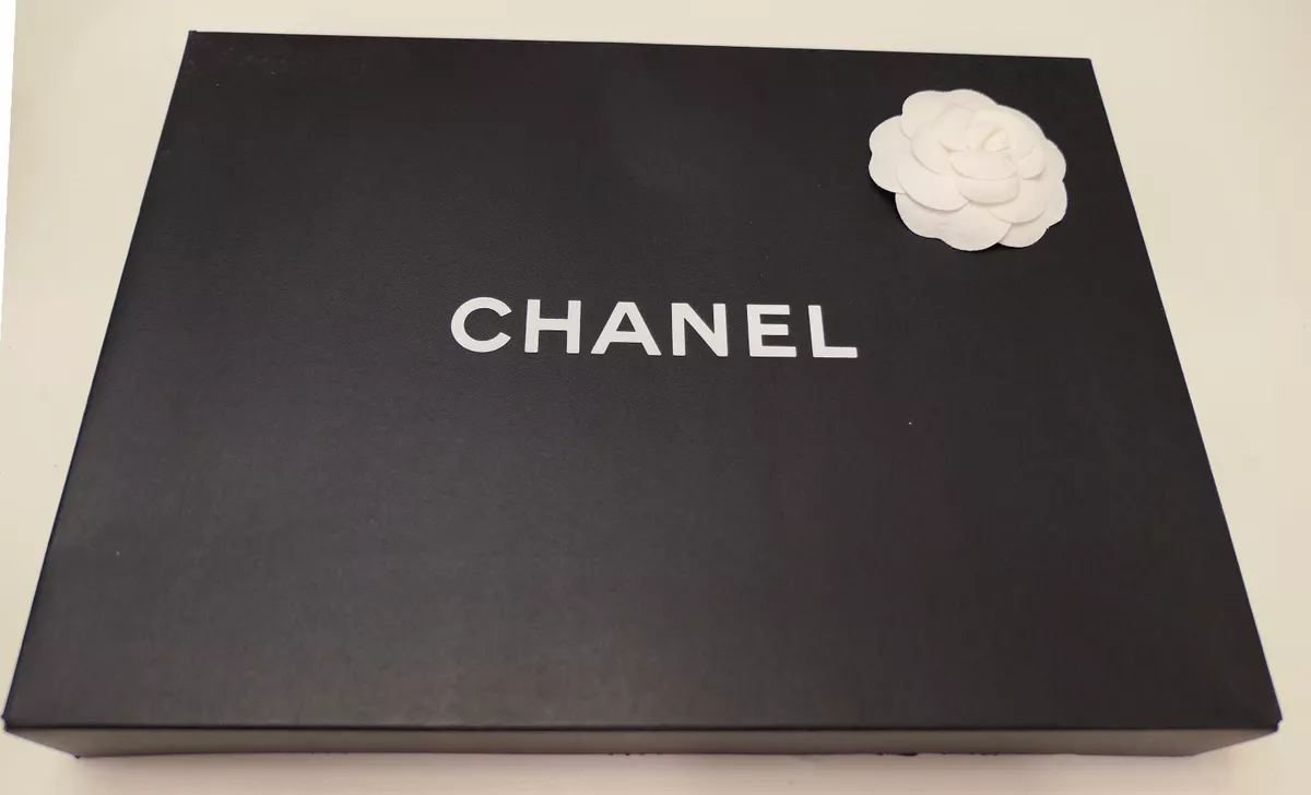 Chanel Gift box with applied white flower 11x15x2