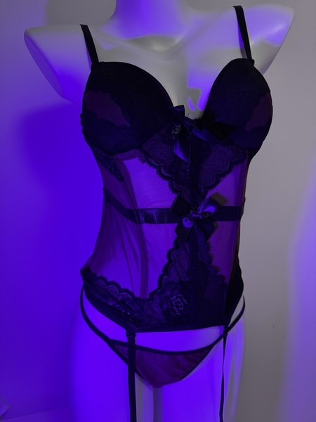 Sujetador de encaje negro y morado con tirantes ajustables y cors