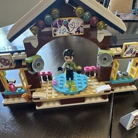 LEGO Friends Snow Resort Ice Rink 41322 Complete Set w/ Minifigures & Manual