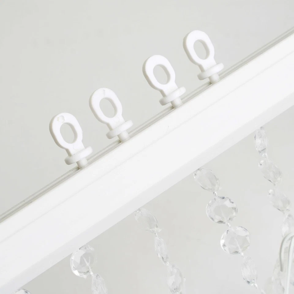 Cortina transparente de cuentas de acrílico con corte de diamante de 8 x 3 pies con decoración superior de varilla de metal Foto 3 de 4