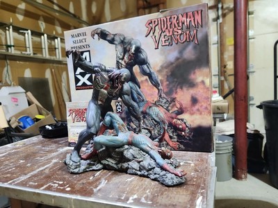 Marvel Diamond Select MAX Spider-Man Vs Venom Zombies Statue [Slight Damage]
