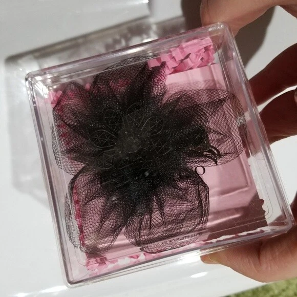 NOVO! Grampo de cabelo Tarina Tarantino emo caprichoso preto Swarovski flor pato bico - Imagem 2 de 3