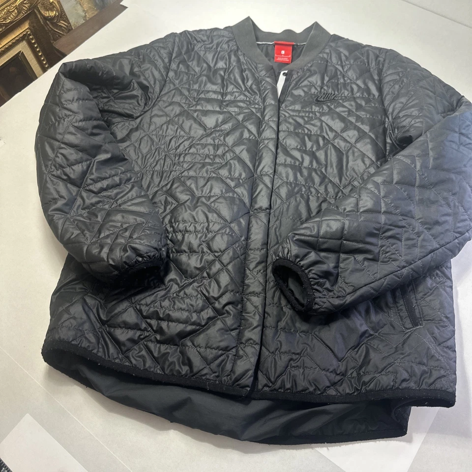 Chaqueta Nike Red Tag para mujer grande negra acolchada con botones a presión bolsillos abullonados Foto 2 de 4