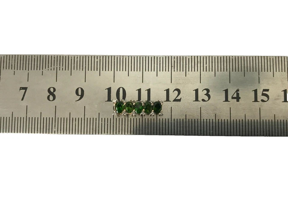 Colgante de diamantes de oro de 9 quilates con diopsido verde y diamantes Foto 2 de 4