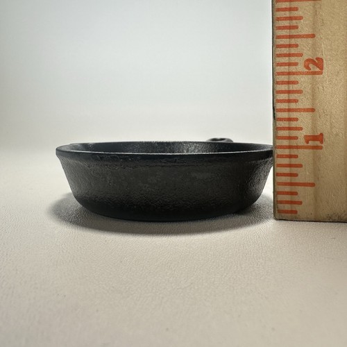 Lodge LMS 3.5” Cast Iron Mini Skillet Frying Pans Set of 4 - Great Condition - Picture 13 of 13