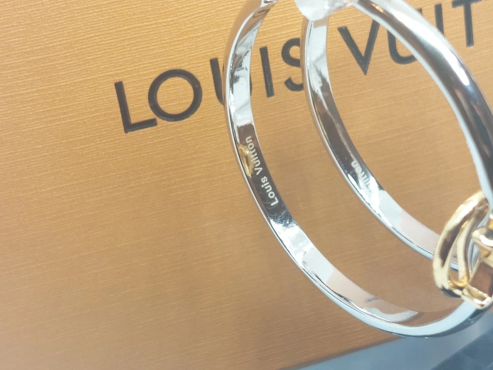 PENDIENTES ARO LOUIS VUITTON LV - Caja y bolsa antipolvo incluidos Foto 3 de 4