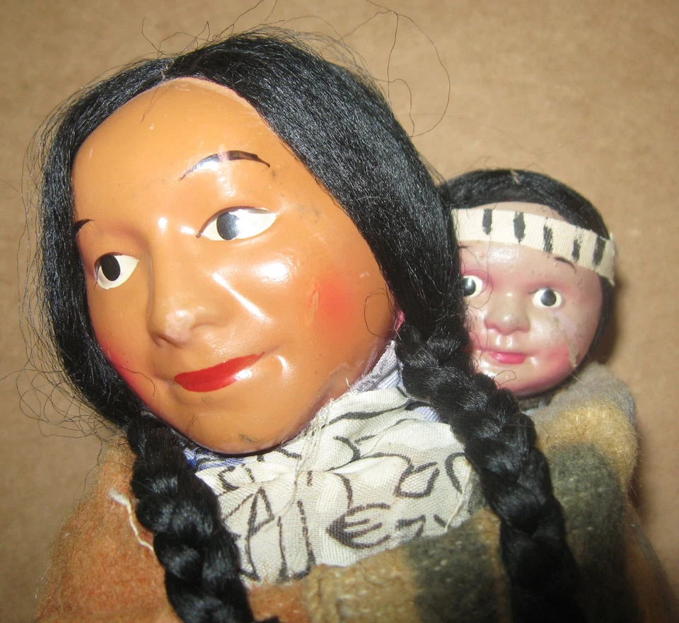 10-дюймовая кукла 1930-х годов Bully Good Native American Skookum целлулоид с ребенком в папуасе - Изображение 3 из 4