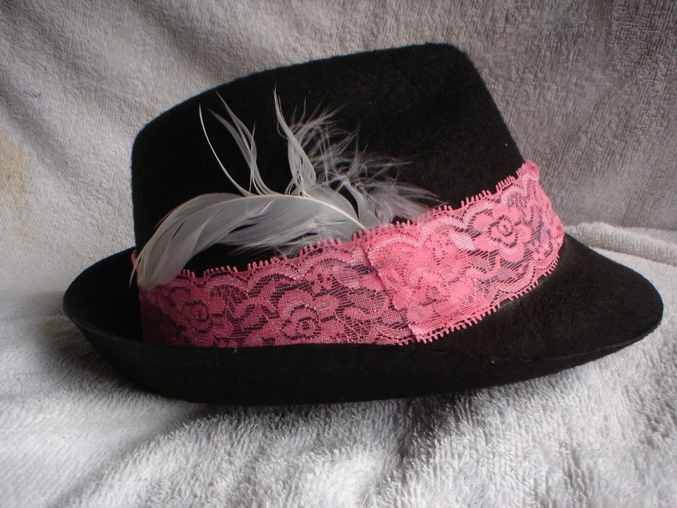 1 X VESTIR CHAPÉU PRETO HANS COM PUGAREE ROSA E CHAPÉU DE FESTA DE PENAS COMPOSTO   - Imagem 3 de 3