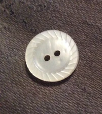 DILL BUTTONS #170497 WHITE ROUND ETCHED--2 HOLE--15MM--21 PIECES