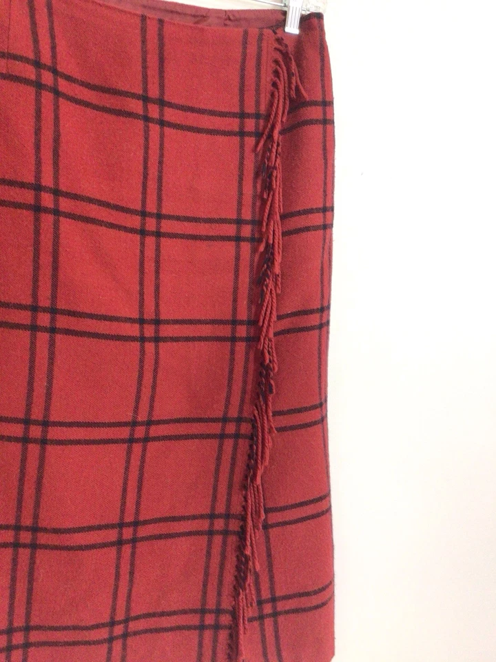 Saia midi de lã xadrez vermelha detalhe de franja feminina 12 - Imagem 2 de 4