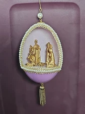 Vintage Christmas Nativity Ornament Gold Manger Scene In Lavender Plastic Egg 