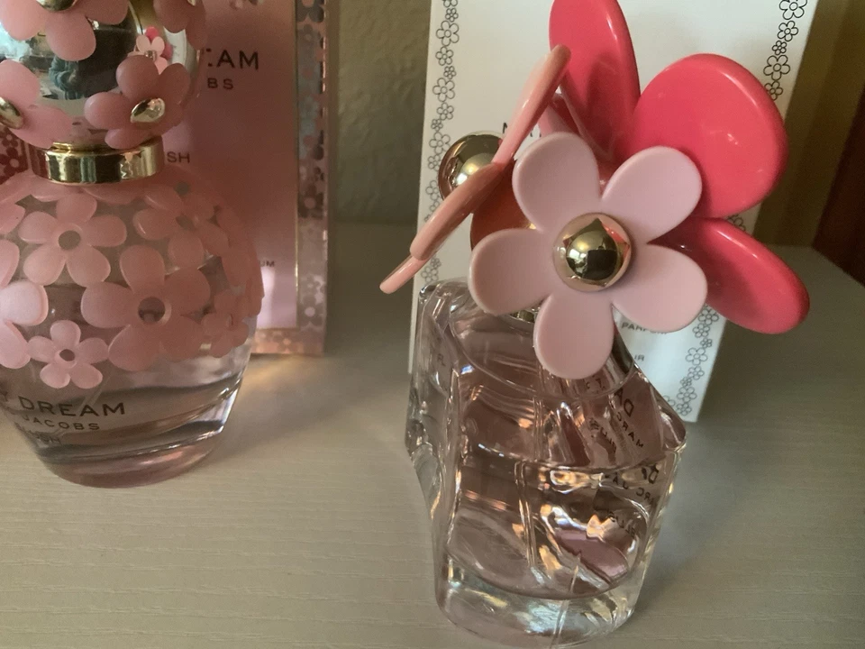 Lote de 3 Perfumes Daisy BLUSH X 2 Plus Kiss de Marc Jacobs Most99% Completo Foto 4 de 4