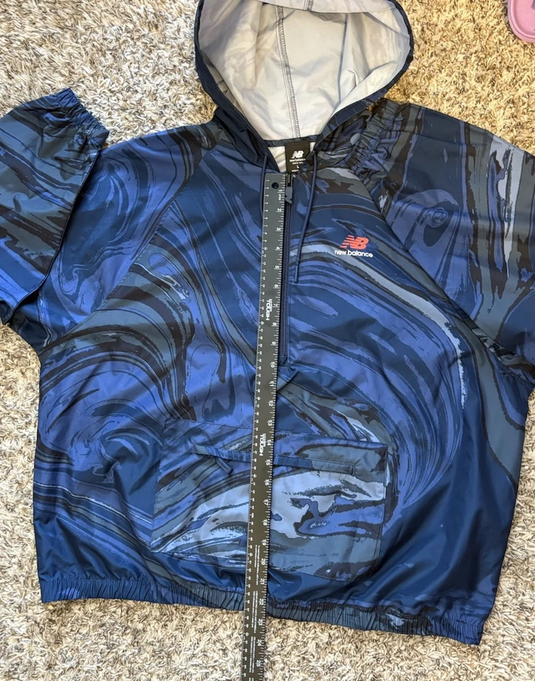 Chaqueta cortavientos New Balance azul para correr con capucha para lluvia para mujer talla grande Foto 4 de 4