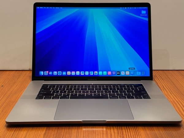 Apple MacBook Pro 15" Quad Core Retina Laptop + TouchBar + Garantía + 512 GB SSD 5