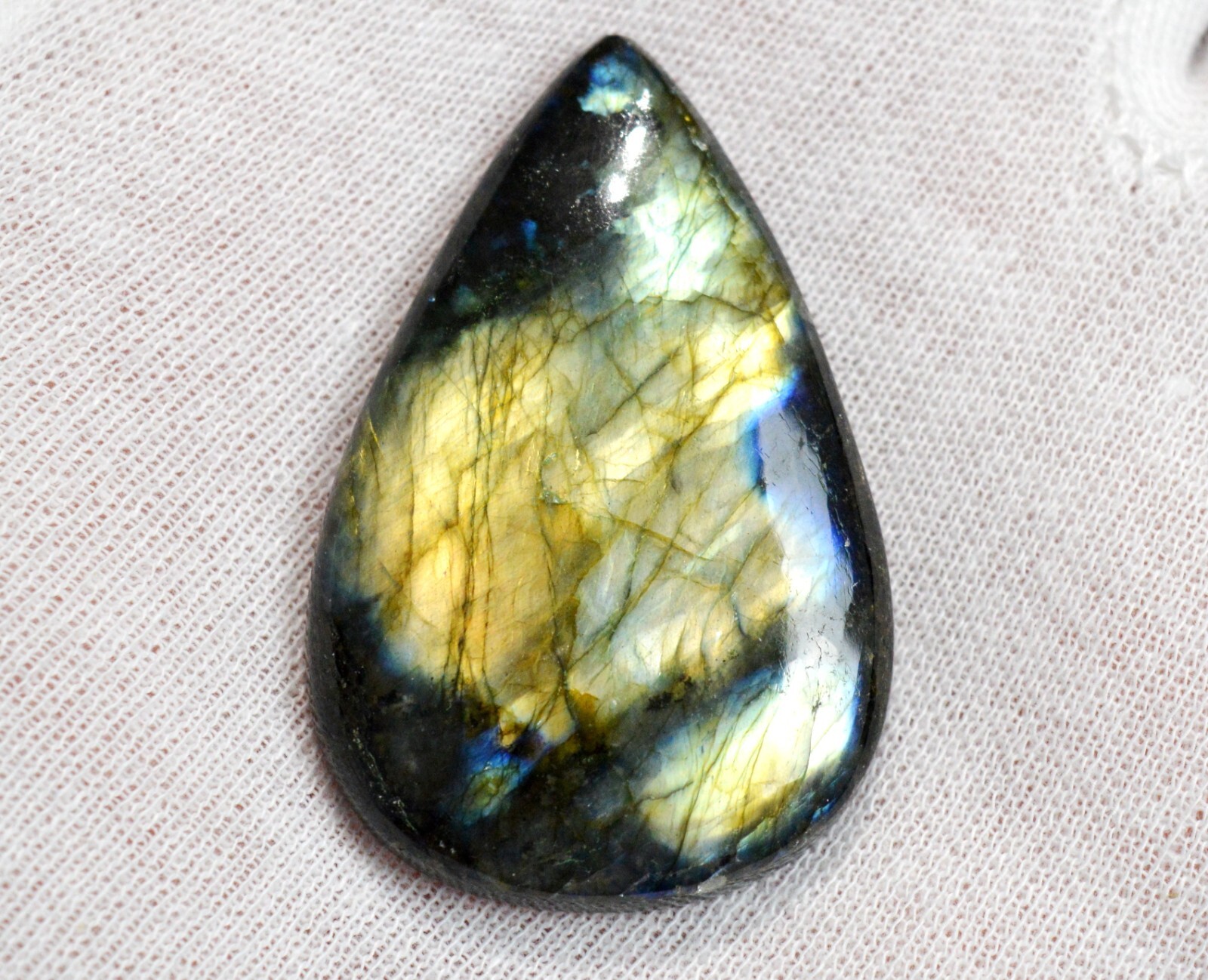 Labradorite 121 carats cabochon naturel de Madagascar pour lithothérapie et méditation
