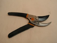 Fiskars Bypass Pruning Shears, 5/8-Inch Cut Capacity Garden Clippers, Gardening