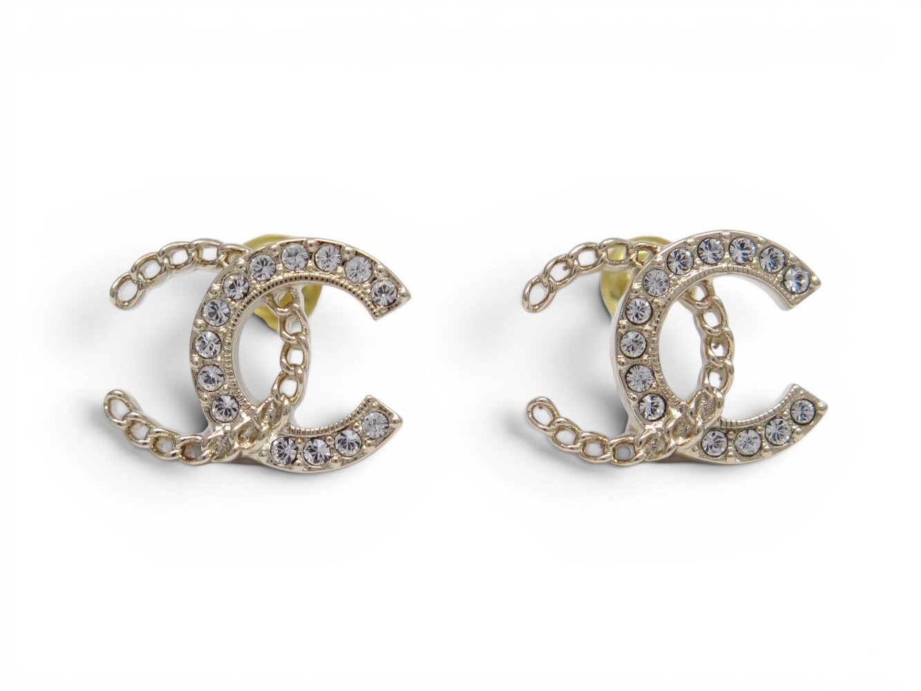 Boucles d'oreilles Chanel CC pour illuminer vos tenues de soirée et vos rendez-vous
