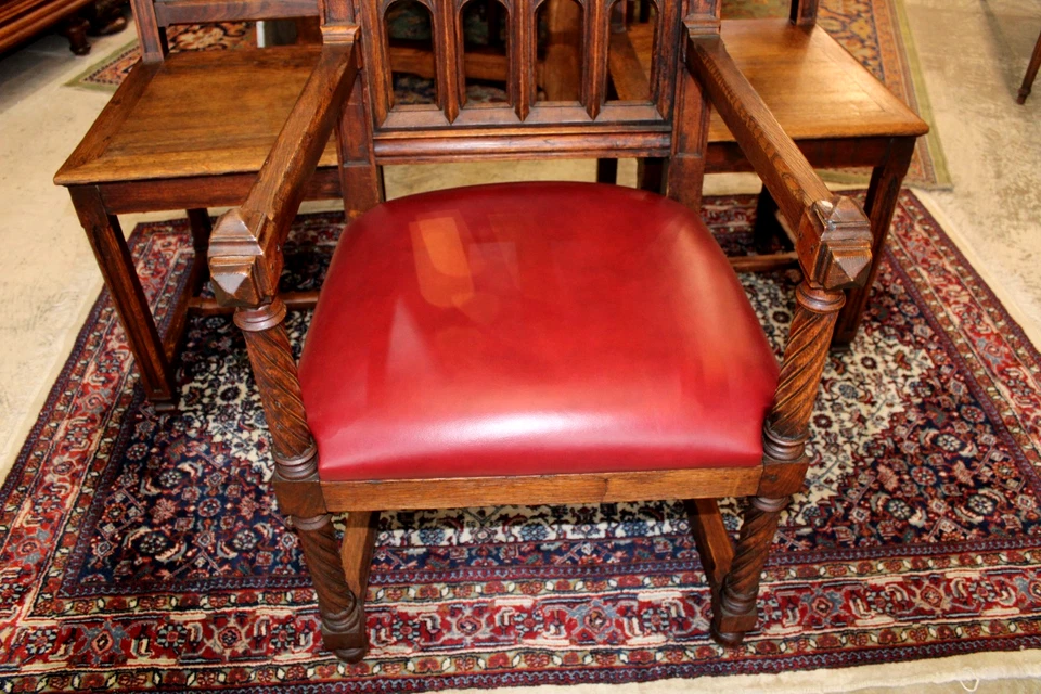 Cadeira de braço gótica francesa antiga de carvalho com novo estofamento de couro vermelho - Imagem 4 de 4