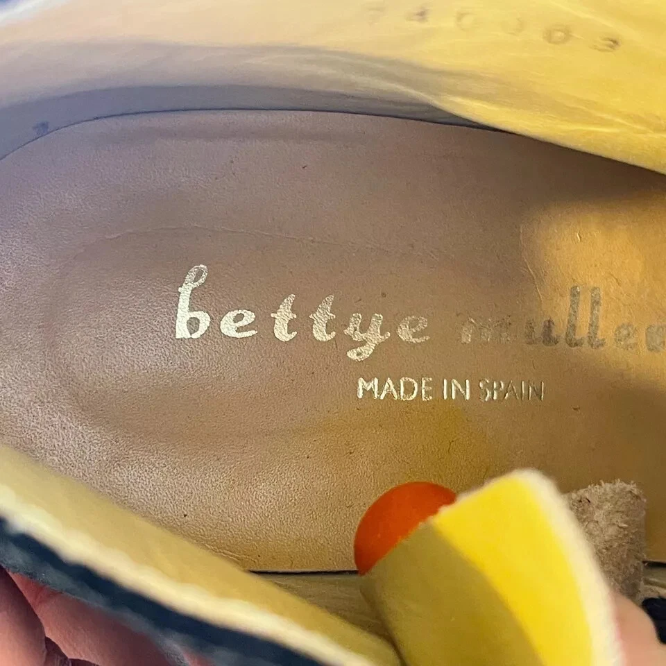 Bettye Muller Black Suede Leather Wedge Bootie Womens Size 38.5 Fur Side Zip - Image 4 of 4