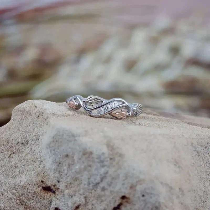 Mt. Anillo Rushmore Black Hills Oro 3 Piedras Circonita Cúbica y Hoja Plata .925 Foto 2 de 2