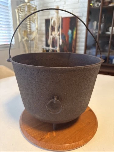 WAGNER Sidney No. 8 Cast Iron 3 Leg Bean Pot Kettle