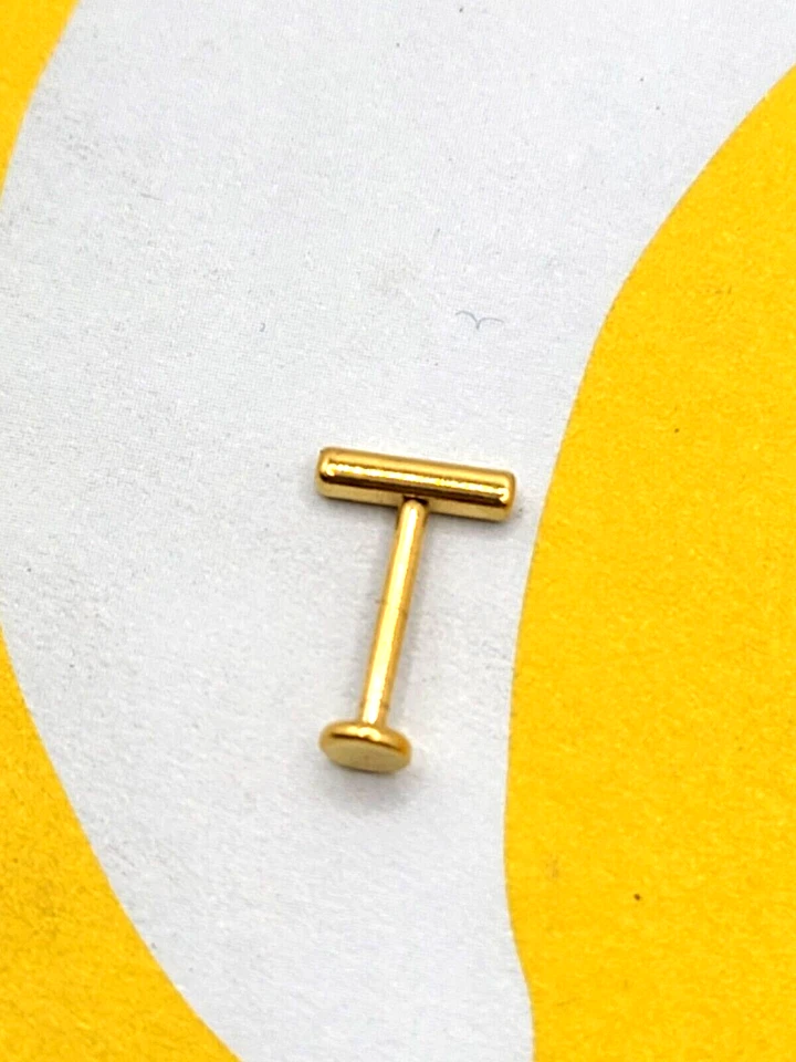 Pendiente trasero plano Maison Miru Little Bar Push Pin titanio 20 g chapado en oro Foto 4 de 4