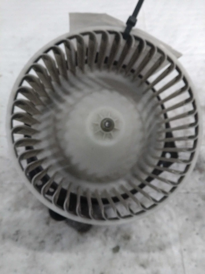 Motor soplador HVAC usado se adapta a: Nissan Pathfinder 2004 desde 12/98 VIN 7º dígito G Foto 2 de 4