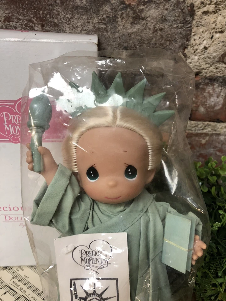 Boneca Precious Moments Let Freedom Ring Estátua da Liberdade Museu Loja Exclusiva - Imagem 2 de 4