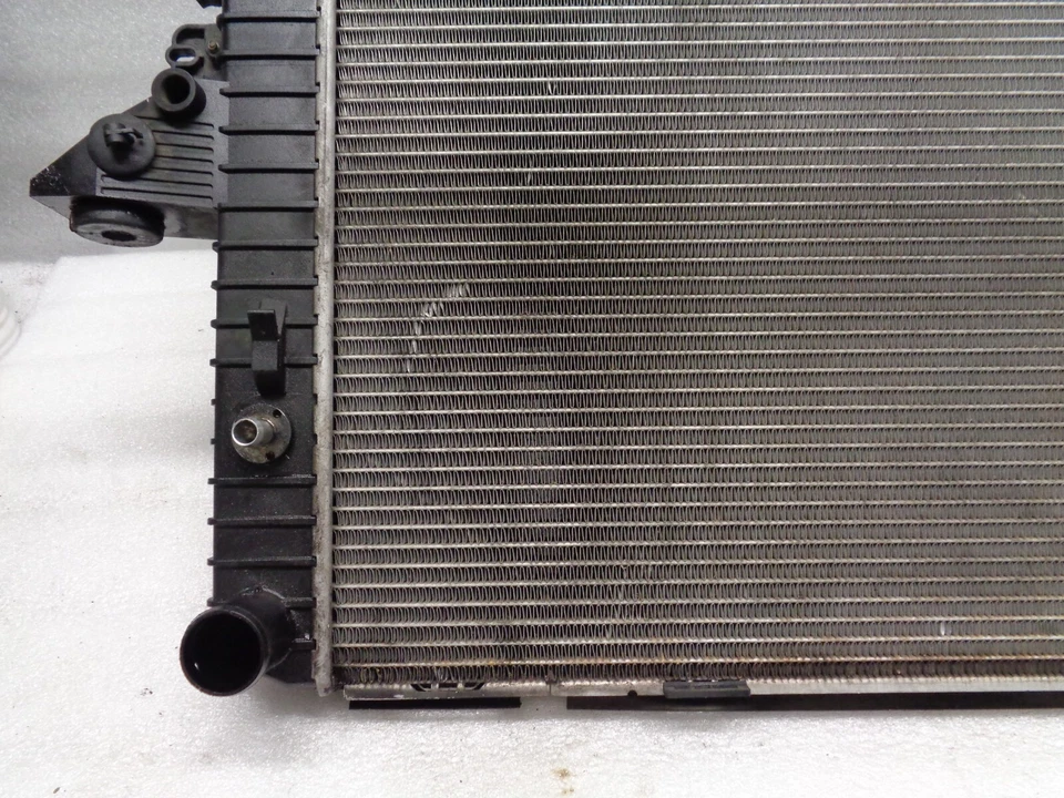 Conjunto de radiador 2005-2009 Land Rover LR3 V8 4.4 FABRICANTE DE EQUIPAMENTO ORIGINAL AK2206194 - Imagem 3 de 4