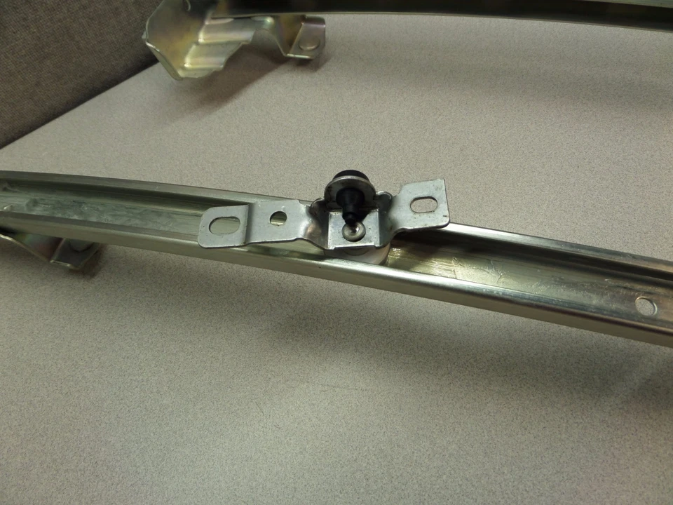 Trilhos guia para janela traseira Toyota Sequoia 2001 - 2007 com suporte original do fabricante - Imagem 3 de 4