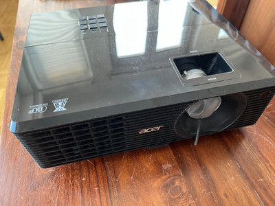 Acer X1211K DLP Projektor Beamer XGA