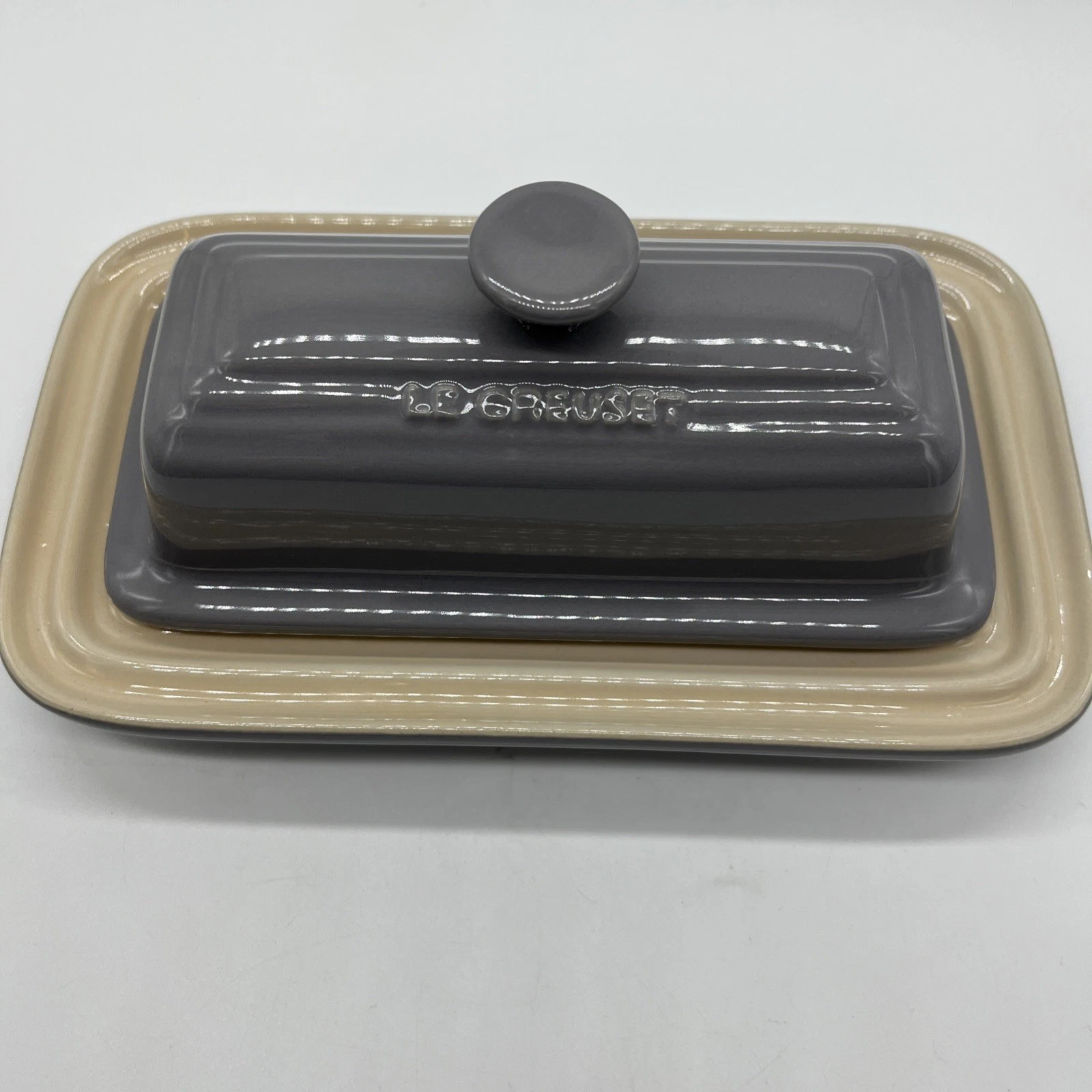 Le Creuset French Butter Dish Keeper Gray Stoneware 2 Pc Knob Handle