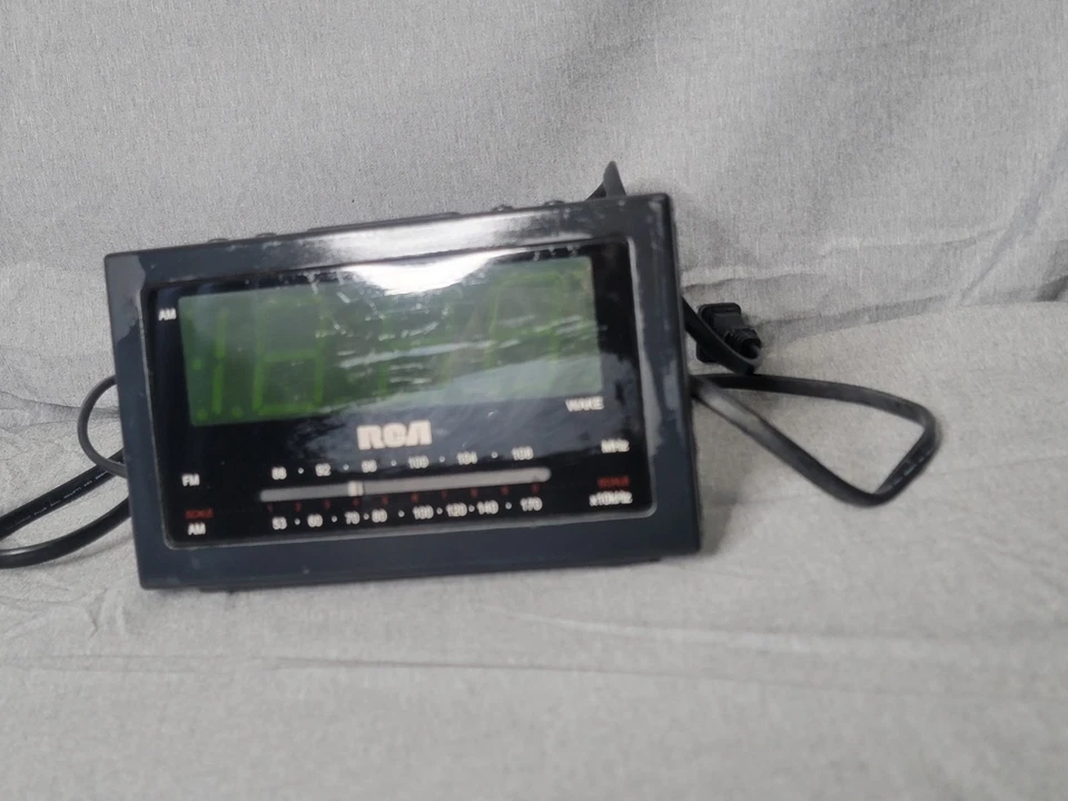 Radio Reloj Despertador RCA Digital AM-FM Modelo RP3701A Negro Foto 2 de 4