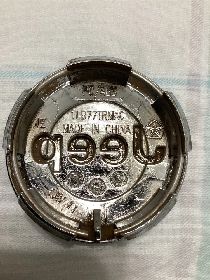 Jeep Grand Cherokee 2008-2020 tapa central 1LB77TRMC 2,5" cromo fabricante original Foto 3 de 4