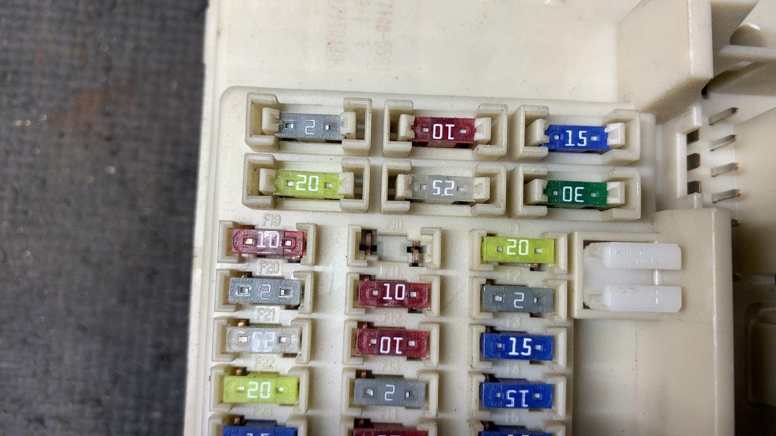 Cabin Fuse Box GMC ACADIA 07 eBay