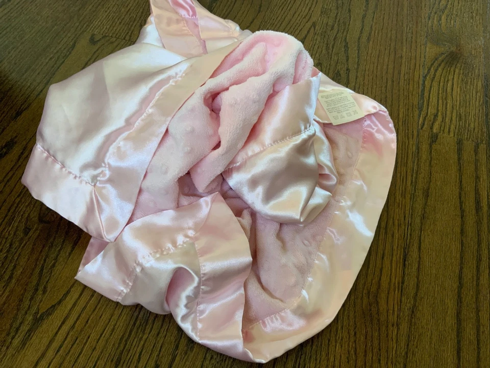 Manta de cuna rosa suave adorable Katie Little Kidsline satinado ribete golpes terciopelo 40x30 Foto 2 de 4