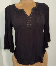 Signature Studio Crinkle Top, V Neck Grommet Details, 3/4 Bell Sleeve, Sz M