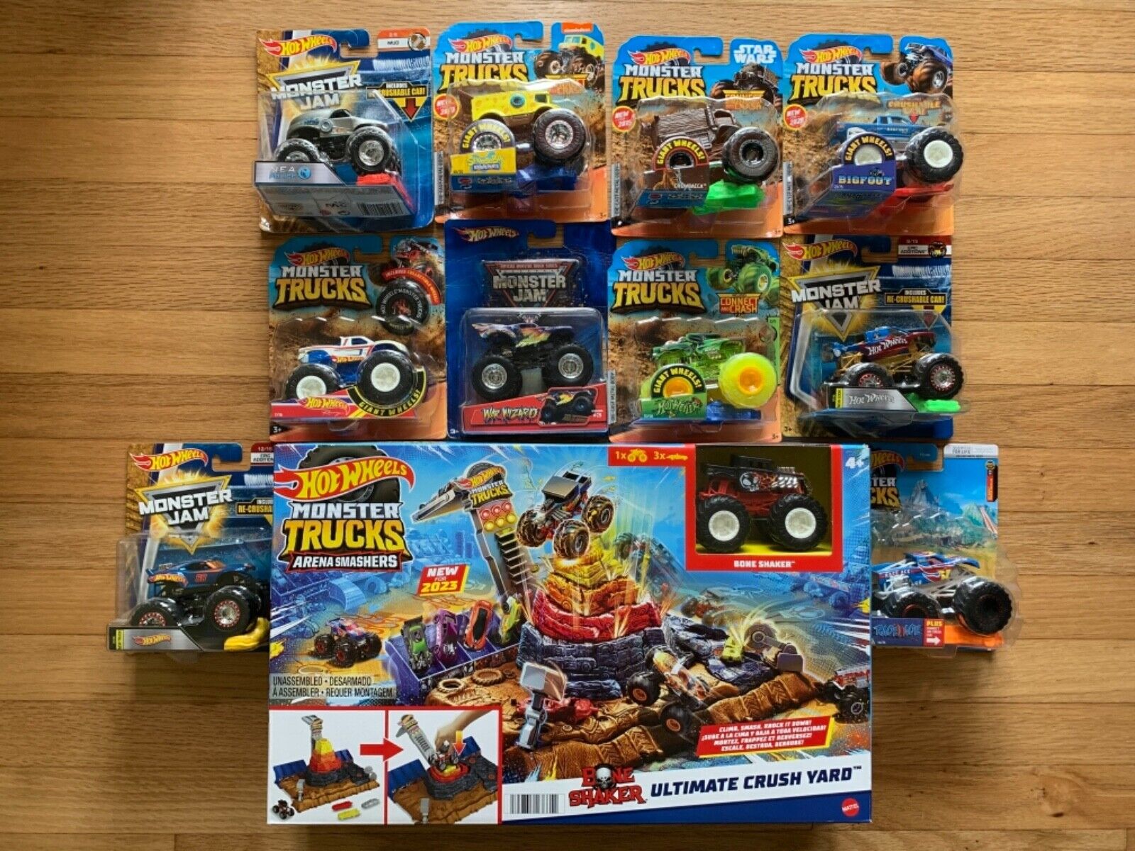  Hot Wheels Monster Trucks Arena Smashers Bone Shaker Ultimate  Crush Yard Playset, Includes 1 Exclusive Bone Shaker & 3 Crushable Cars :  Toys & Games