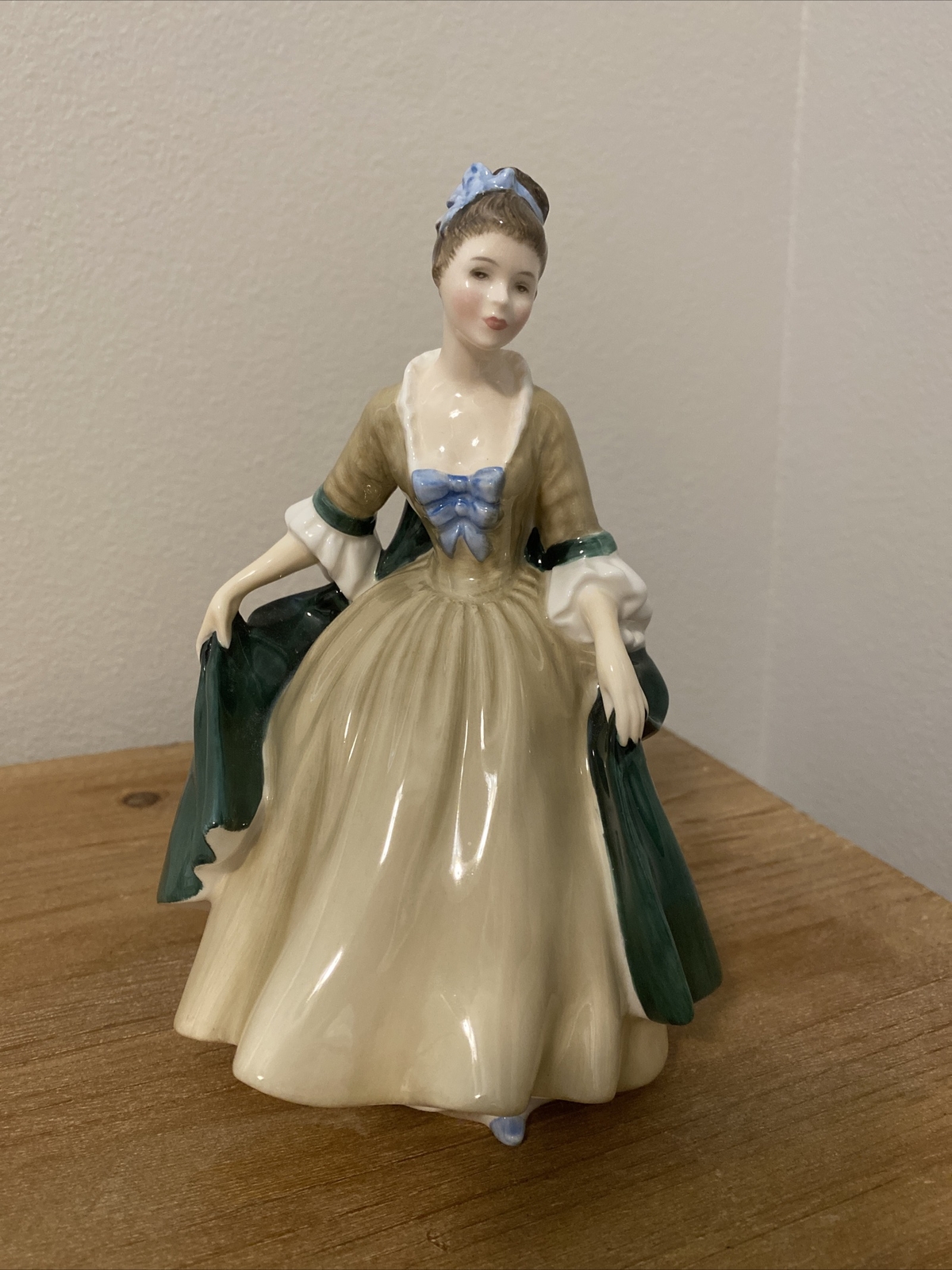 ROYAL DOULTON ELEGANCE HN2264 FINE BONE CHINA FIGURINE GREAT CONDITION
