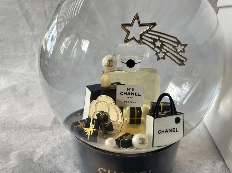 Chanel 2025 schwarze Schneekugel VIP Geschenk neuestes Modell 🇬🇧 Verkäufer - Bild 4 von 4