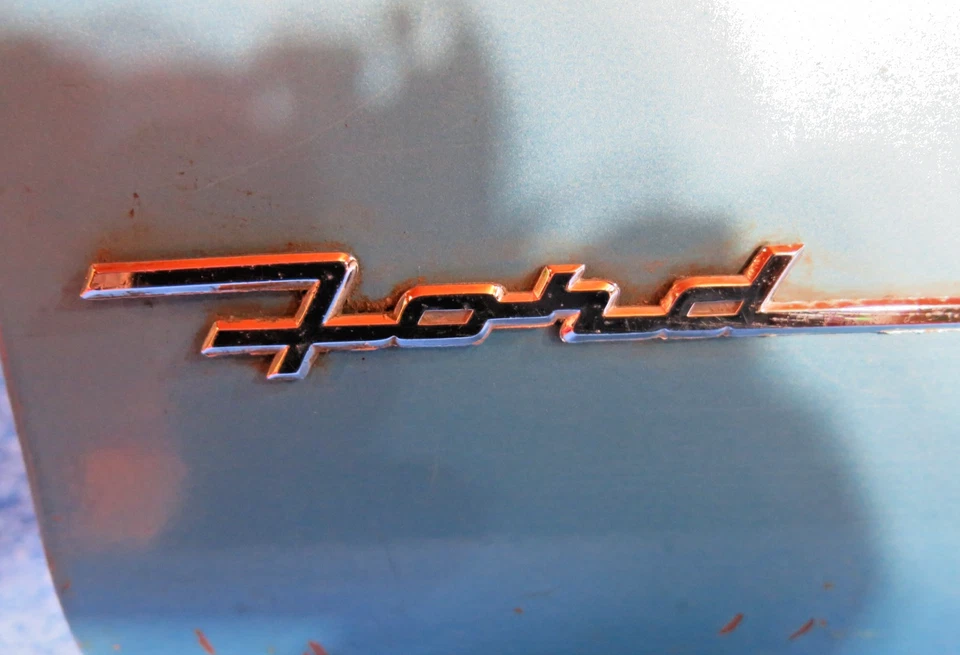 Ford 1955 1956 puerta de guantera con emblema V8 Fairlane Victoria Customline vintage Foto 2 de 4