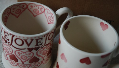 Emma Bridgewater Pink Hearts & Sampler Set 2 x Half Pint Mug Boxed Valentines - Picture 2 of 4