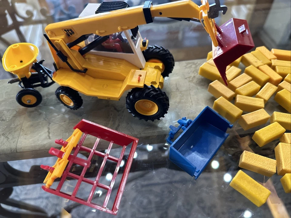 Britains Farm Tractor 9519 JCB Loadall Yellow & White + Accessories 1984 - Image 2 of 4