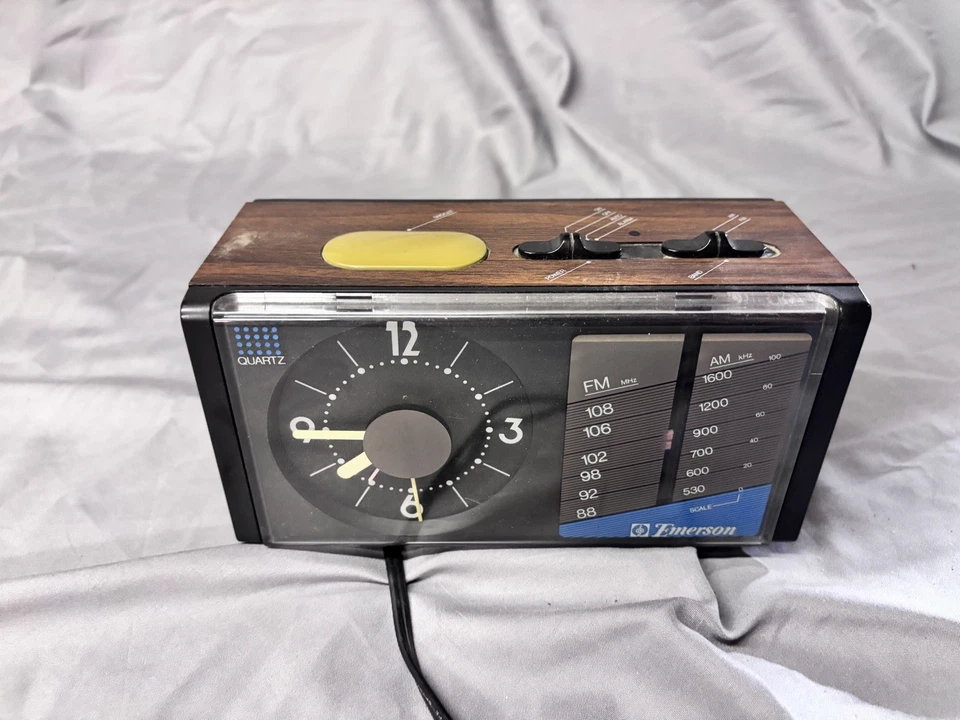 Reloj despertador Emerson Tablet Top/Radio  Foto 4 de 4