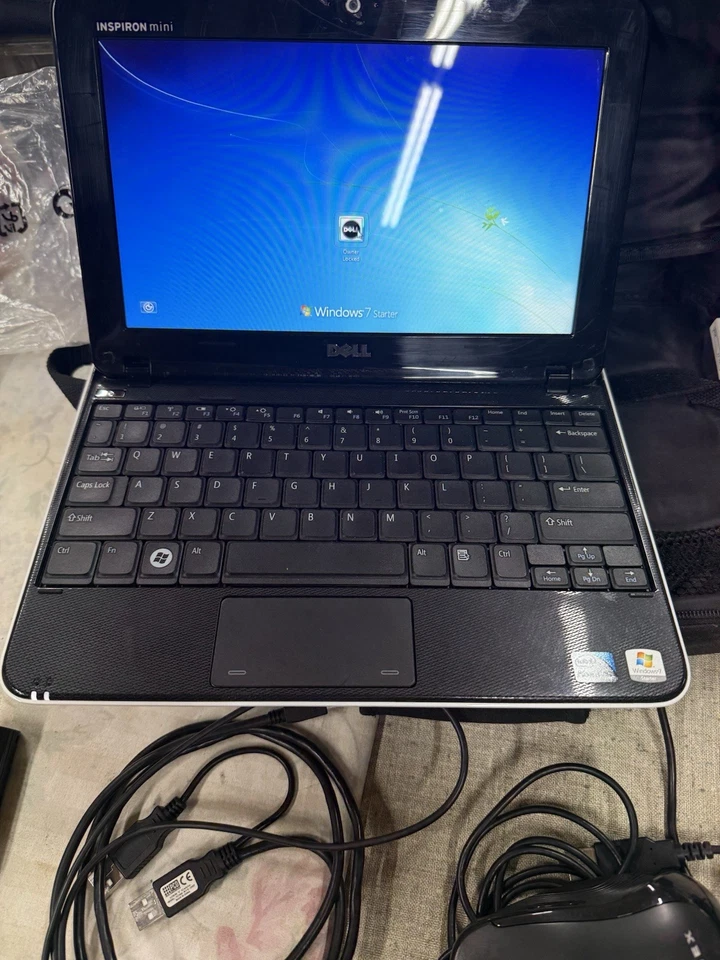Laptop Dell Inspiron Mini 1012 negra, Windows 7, cargador, disco duro, todos los cables. Foto 2 de 4