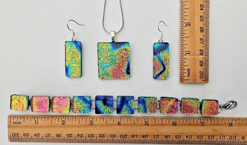 Set ciondolo, orecchini, bracciale in vetro dicroico fuso multicolore artigianale - Foto 2 di 3