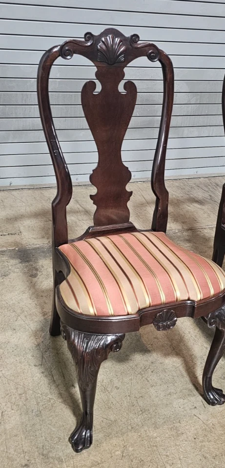 Par de sillas laterales Stickley Williamsburg con revestimientos de caoba CW 204 tela de seda Foto 3 de 4