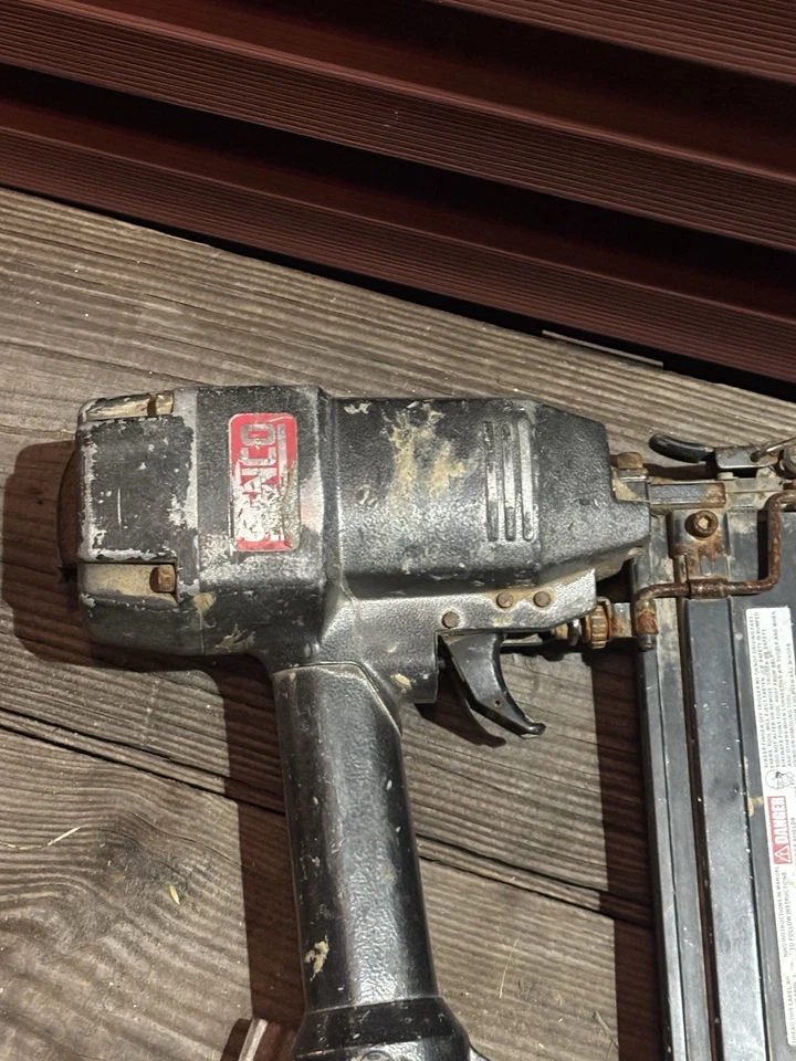 Clavadora de marcos con cabezal recortado Senco FramePro 601 de 2" a 3 1/2" ENVÍO GRATUITO Foto 2 de 4